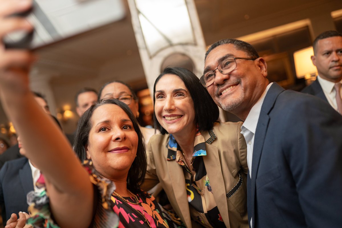 ¡Aterrizamos en Nueva York🗽 y al llegar al hotel nos recibió un grupo de dominicanos, con esa calidez que nos caracteriza! Entre ellos estaban líderes del PRM en el extranjero y compatriotas de la diáspora. 🌆🇩🇴 #UnidosEnNY #OrgulloDominicano