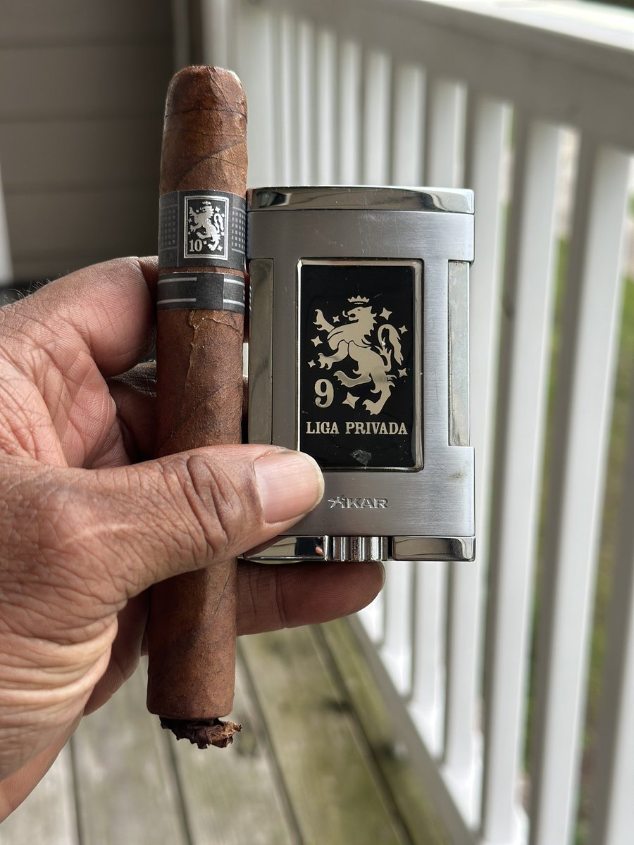 It’s that golden time of day…and I’m here for it all💨 #DE4L #DrewEstateCigars #LigaPrivada9 #LigaPrivada10thAnniversary