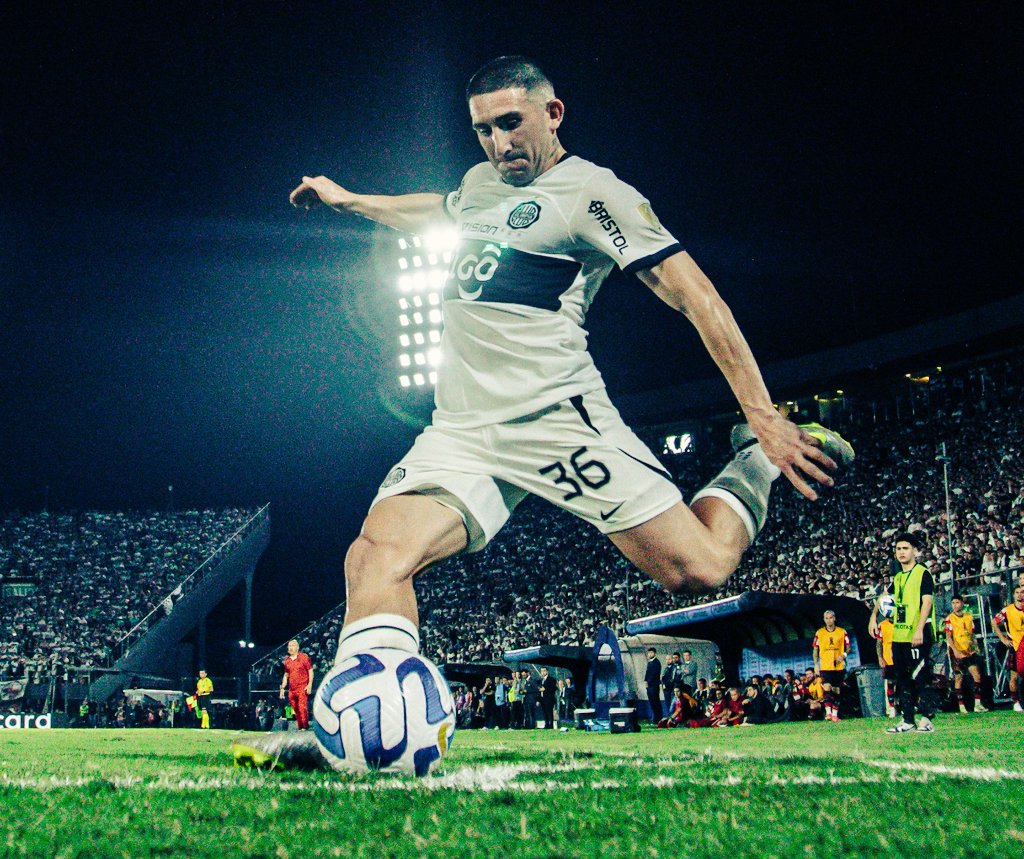 SomosOlimpia's tweet photo. “Cuando estaba aburrido, le daba la pelota a los brasileños para volver a robársela"

✍️ Facundo Gabriel Zabala Torres https://t.co/YoZ2Ynnj66