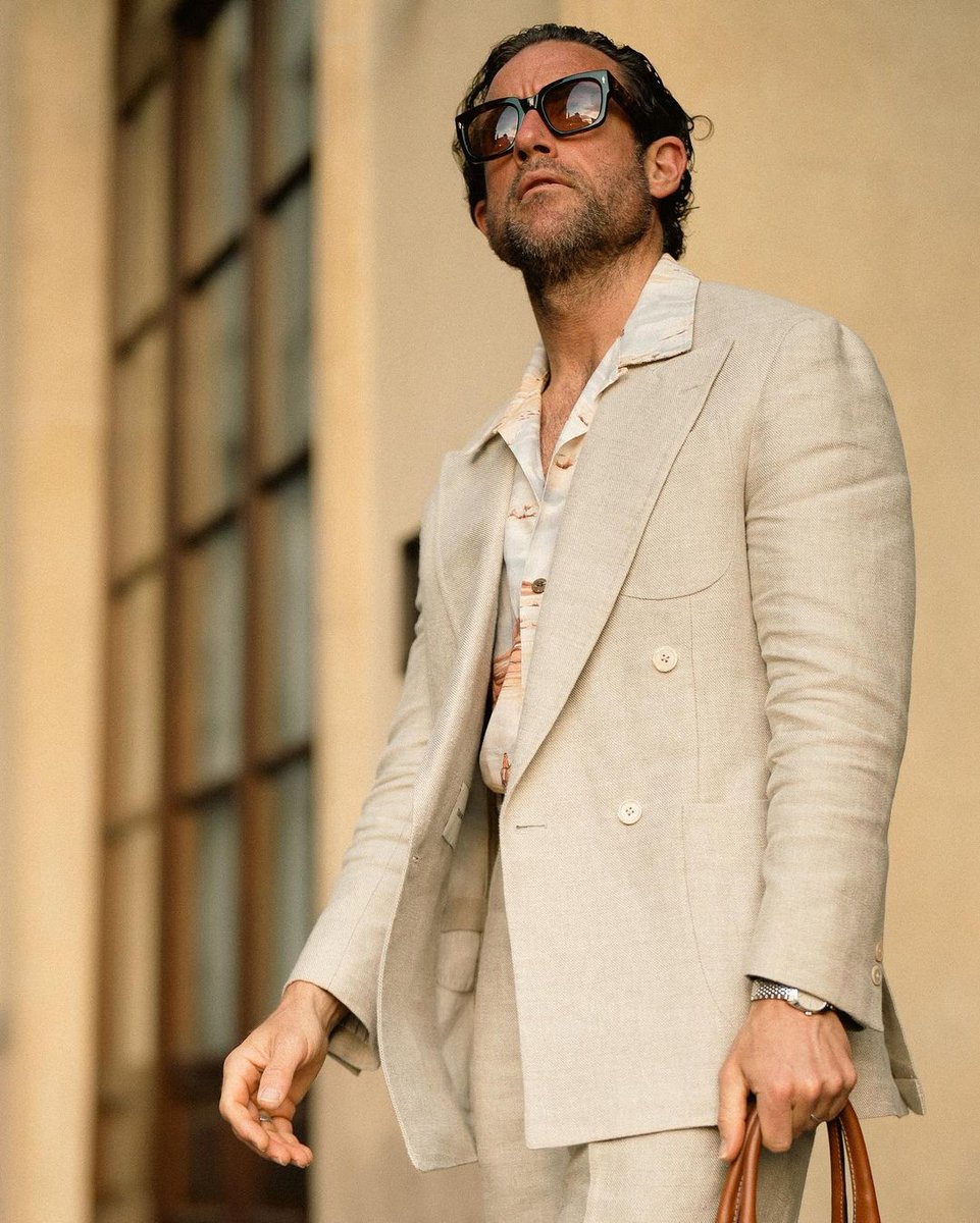 dieworkwear's tweet photo. @JaxAlemany Also, tan suits are great. Best in linen, tropical wool, or Solaro during the summer months, and then cotton or wool gabardine in the spring and fall. To be worn with light pink shirts, light blue oxford button-downs, camp collar shirts, white t-shirts, and brown loafers. https://t.co/12sYlTd6RL