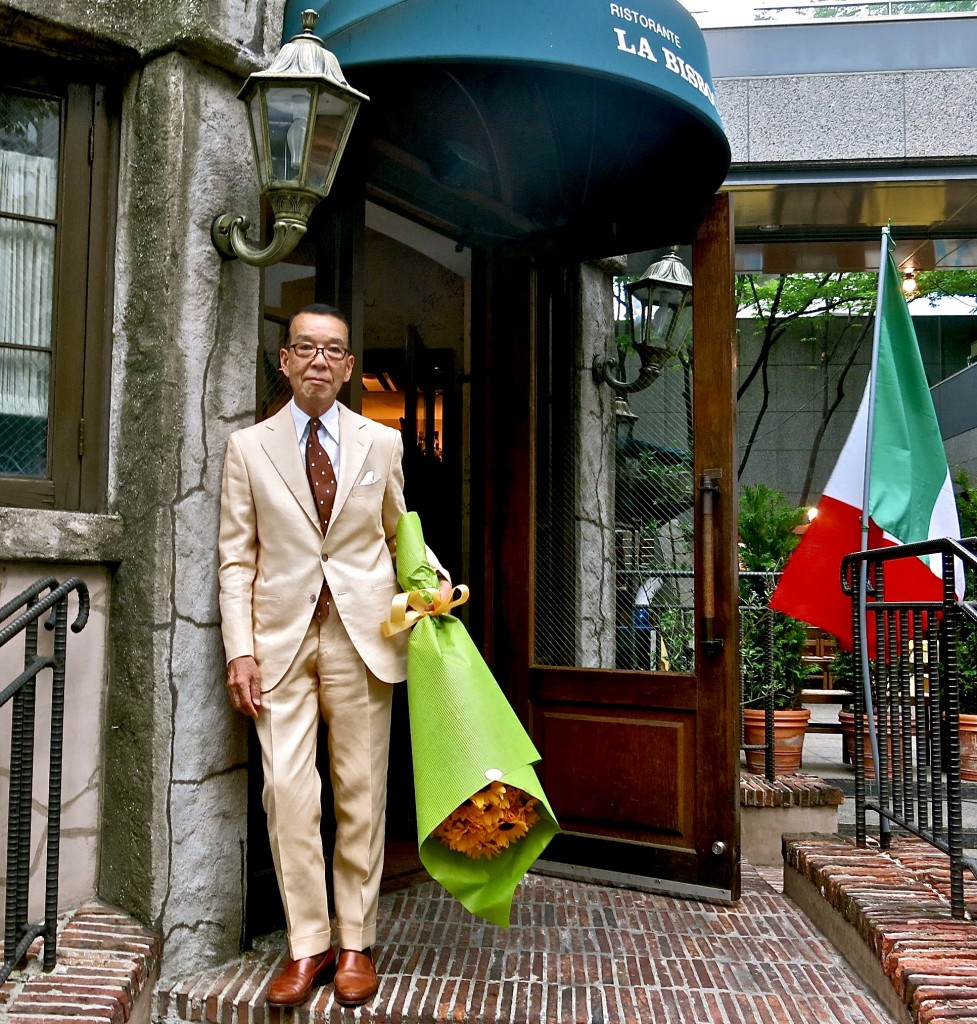 dieworkwear's tweet photo. @JaxAlemany Also, tan suits are great. Best in linen, tropical wool, or Solaro during the summer months, and then cotton or wool gabardine in the spring and fall. To be worn with light pink shirts, light blue oxford button-downs, camp collar shirts, white t-shirts, and brown loafers. https://t.co/12sYlTd6RL