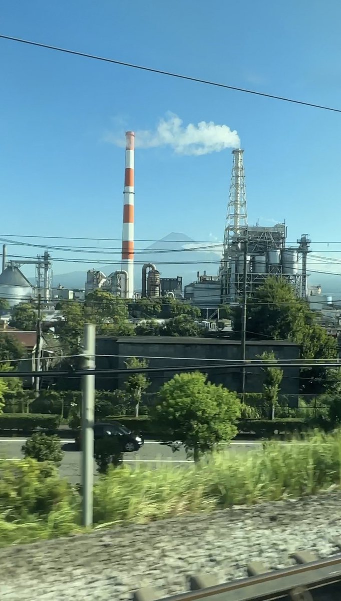 東海道新幹線から見える富士山で最も好きなアングルは、日本製紙・富士工場の煙突と煙突の間。

昔は電線が無ければなあ、なんて思ったりもしたけど、電線も込みで味があると思うようになったのは、アニメ「鉄コン筋クリート」のマイケル・アリアス監督の鉄塔や電柱、電線への偏愛っぷりを聞いてから。