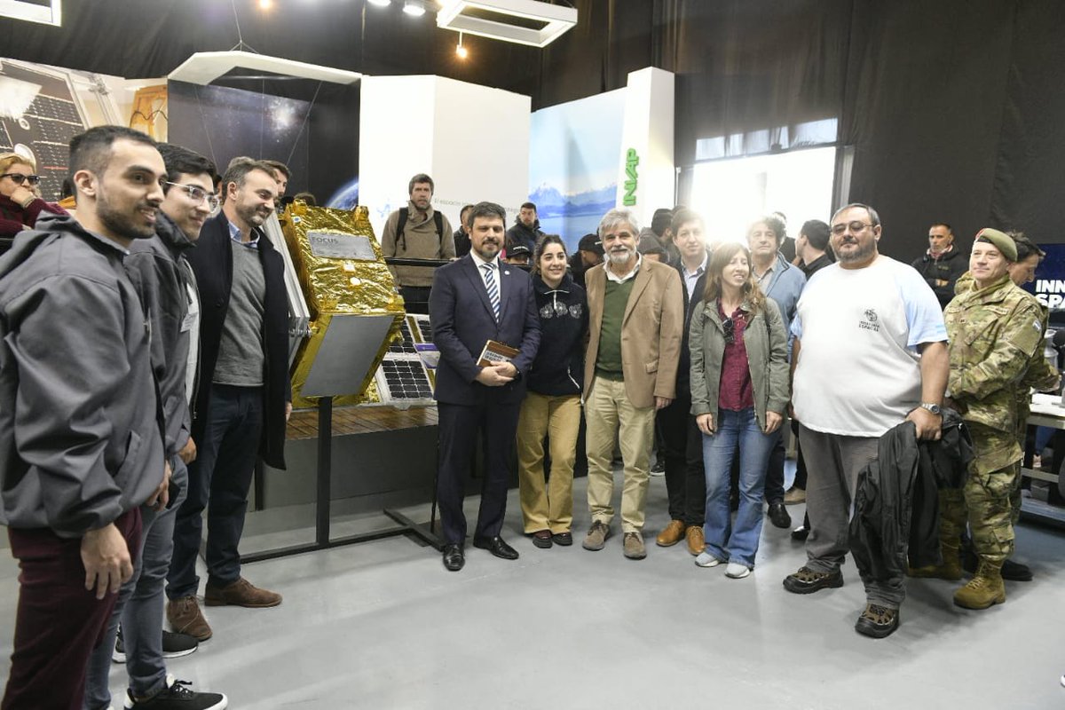 FilmusDaniel's tweet photo. En el marco del plan aeroespacial nacional 🛰️ dialogamos con actores públicos y privados que desarrollan  satélites sobre las oportunidades y desafíos futuros del sector.

Seguir invirtiendo en ciencia, tecnología e innovación es central para el crecimiento del país. https://t.co/PdGKklCjLU