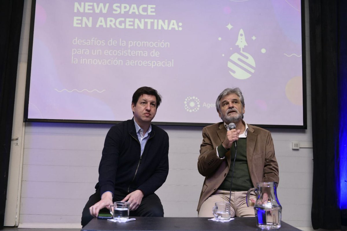 FilmusDaniel's tweet photo. En el marco del plan aeroespacial nacional 🛰️ dialogamos con actores públicos y privados que desarrollan  satélites sobre las oportunidades y desafíos futuros del sector.

Seguir invirtiendo en ciencia, tecnología e innovación es central para el crecimiento del país. https://t.co/PdGKklCjLU