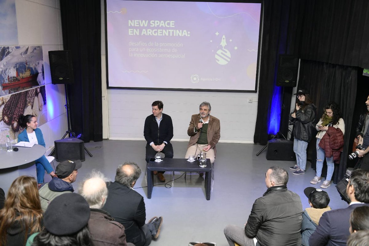 FilmusDaniel's tweet photo. En el marco del plan aeroespacial nacional 🛰️ dialogamos con actores públicos y privados que desarrollan  satélites sobre las oportunidades y desafíos futuros del sector.

Seguir invirtiendo en ciencia, tecnología e innovación es central para el crecimiento del país. https://t.co/PdGKklCjLU