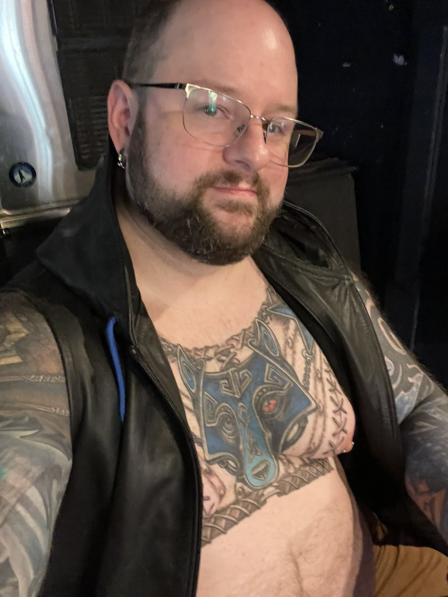 studwolffen's tweet photo. Working the door for a local kink education event. 💪 https://t.co/5fgGVTp0lB