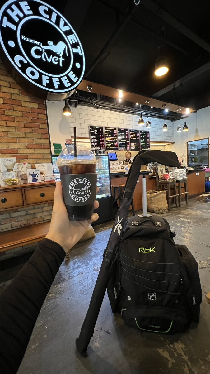 MitsuhisaMasuda's tweet photo. アイスホッケーやるには朝早過ぎる🏒☕️🐈⬛
#phi
#ceau
#icehockey https://t.co/1P1RCq5buD