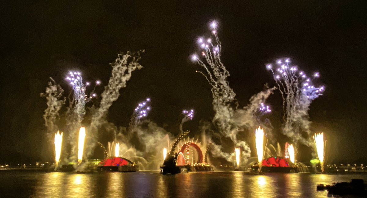 RonRester's tweet photo. Happy #FireworkFriday everyone!!
Have a great weekend✨
#Epcot #DisneyParks https://t.co/FxN6s9W7yx