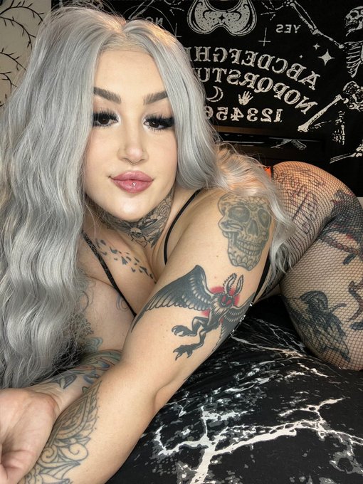 Going live tomorrow! Come hang out 🫶🏻 https://t.co/VoHgkTLWEj