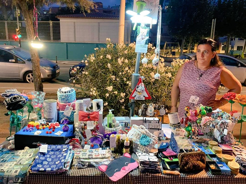 Avui dissabte 12 d'Agost tornem a muntar la paradeta de 18h a 00h, al passeig davant de l'escola Joaquim Ruyra de Blanes, us hi esperem! Tenim molts deutes veterinaris!!! 😘
#Blanes #Gats