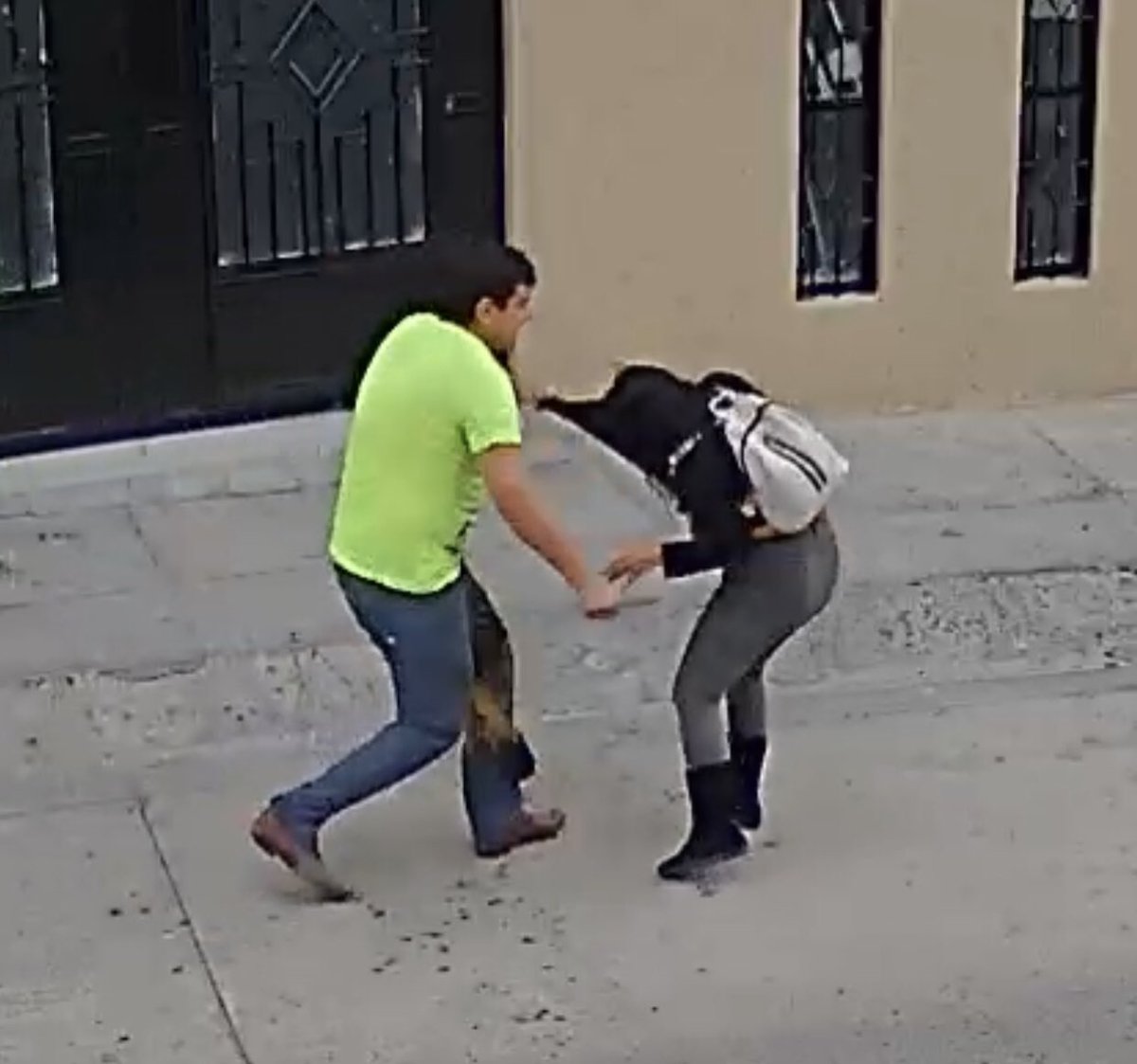 amarilloalarcon's tweet photo. La #PoliciaDeInvestigacion de #Leon #Guanajuato llevará a cabo cuatro cateos simultáneos en León, uno de ellos en el domicilio de Miguel, causante del #Feminicidio de una #Mujer a la que apuñaló en la colonia #Granada
La @FGEGUANAJUATO emitió alerta a las #Fiscalias del país https://t.co/PgDgQbrTyG