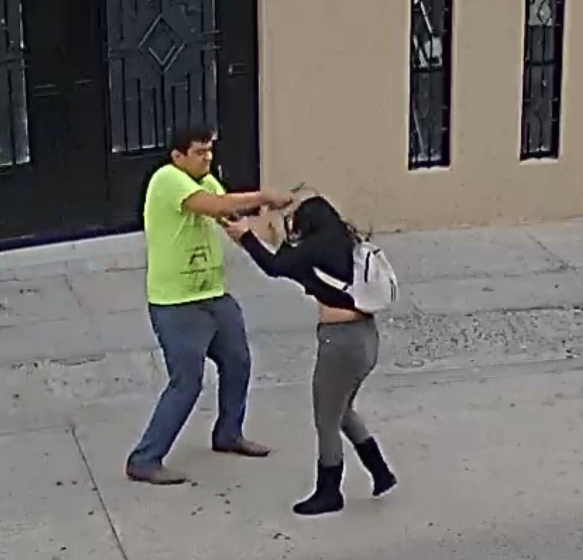 amarilloalarcon's tweet photo. La #PoliciaDeInvestigacion de #Leon #Guanajuato llevará a cabo cuatro cateos simultáneos en León, uno de ellos en el domicilio de Miguel, causante del #Feminicidio de una #Mujer a la que apuñaló en la colonia #Granada
La @FGEGUANAJUATO emitió alerta a las #Fiscalias del país https://t.co/PgDgQbrTyG