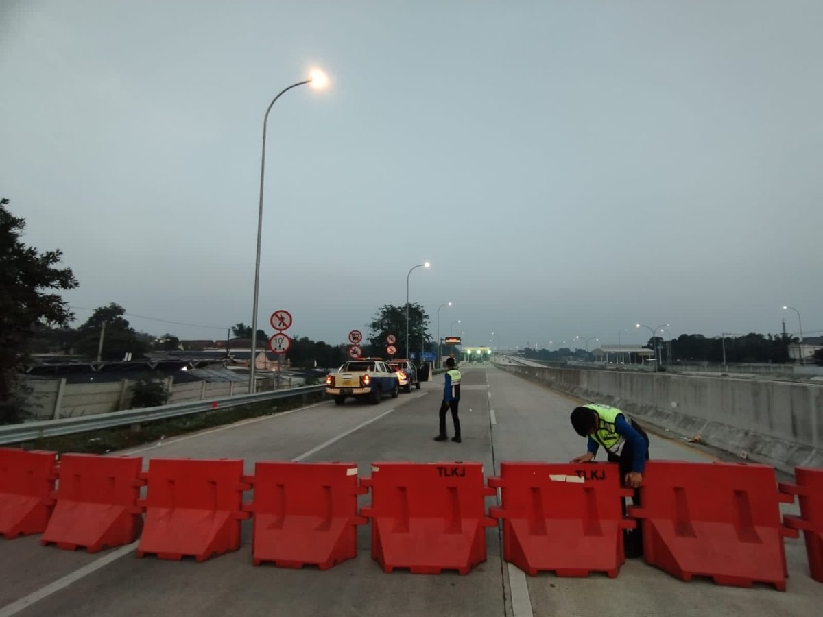 #TolCijagoDepok On ramp Kukusan3 sementara ditutup (06:00 WIB), dan akan dibuka kembali (11:00 WIB) setiap harinya. Bagi pengguna jalan diharapkan agar menyesuaikan waktunya. Jaga jarak aman kendaraan anda, dan semoga selamat sampai tujuan. Terima kasih...