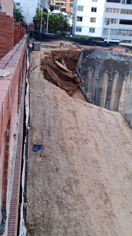 Daycar1's tweet photo. Abro hilo: Ayer 10 de agosto se cayó una pared de @TRAKIenganchate #LaBoyera #ElHatillo dañando la estructura y las escaleras de emergencia del edificio #HatilloSuites 1 dónde viven personas de la tercera edad y niños también y no es un hotel como muchos creen. Pero recuerdan... https://t.co/HS1qA6CH62