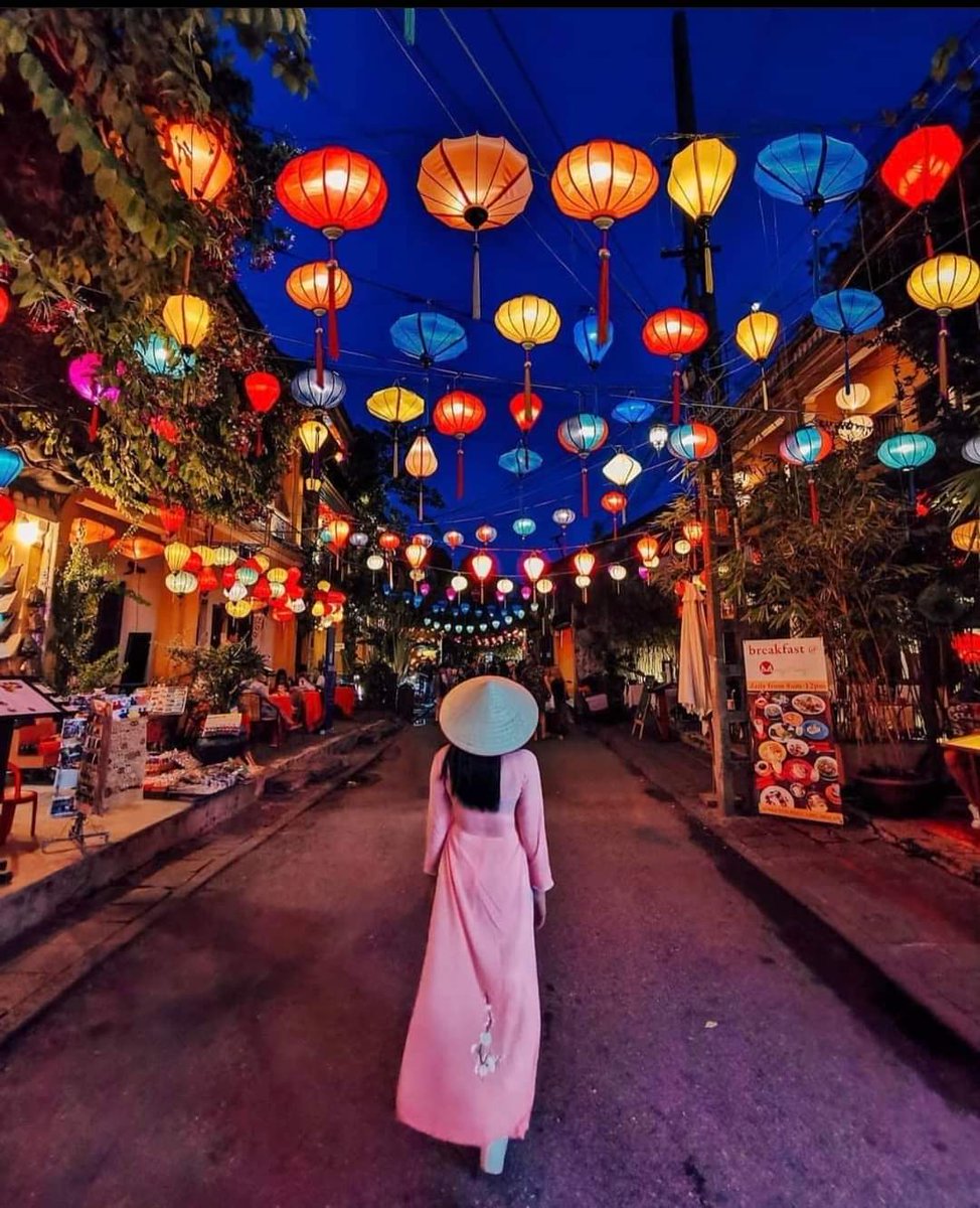 vietnamtravel20's tweet photo. Hoi An Ancient Town in Vietnam is considered to be where life is so calm and attracts tourists by its beautiful old scenes and unique specialties.
#Hanoicity_tours #vietnam_tour #hue_tour #hoian_tour #honeymoon #adventure_tour #wildlife_tour #ha_long_bay #vietnamtravel https://t.co/VZa3mgGPN4