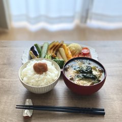 I can't live politely, but I eat happily every day and live a fairly happy life