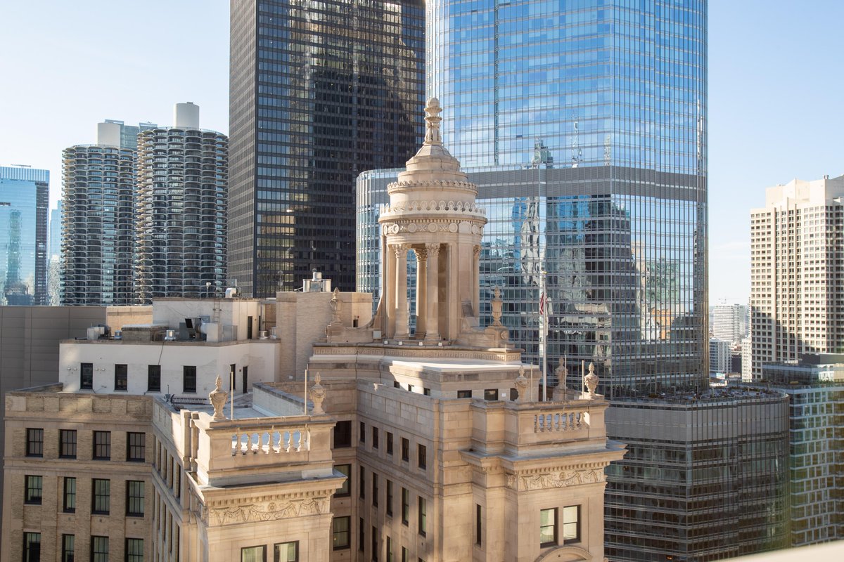 ChooseChicagoMx's tweet photo. Chicago tiene un largo legado de arte y arquitectura, desde el nacimiento del rascacielos hasta las mejores creaciones de Frank Lloyd Wright y más allá. Esta ciudad está llena de hermosa arquitectura y hay mucho que ver en todas partes.
https://t.co/JBcTtw2h9I
#ChicagoGOandKnow https://t.co/hVFFF6qMjx