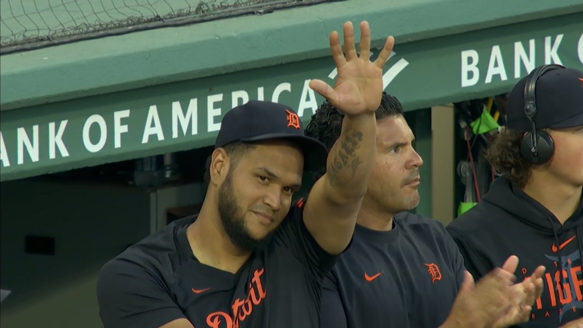 BostonStrong_34's tweet photo. Erod gets a standing ovation at Fenway Park! https://t.co/DCU4zGd2q7