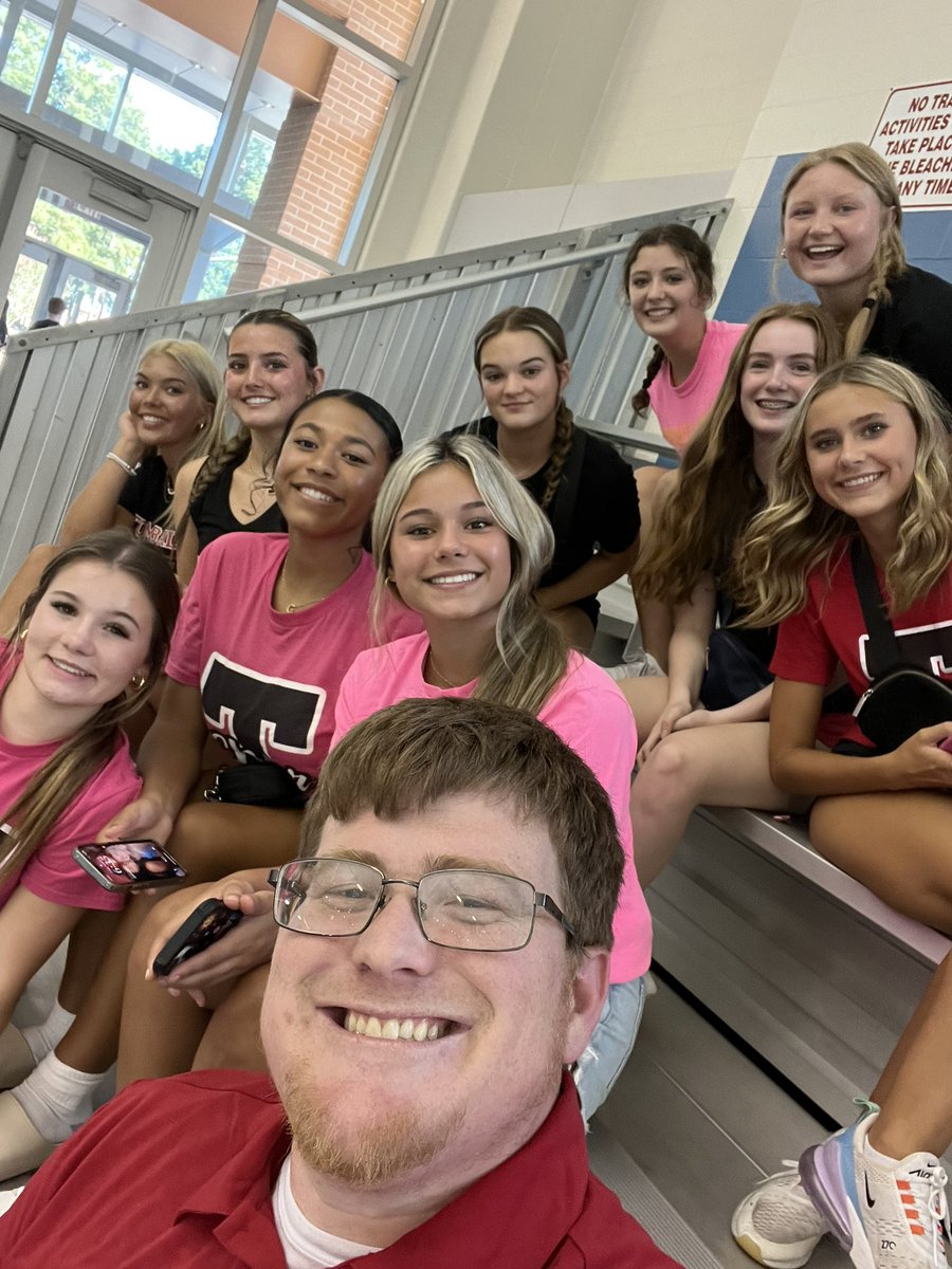 tomball_hscheer's tweet photo. Tomball Cheer supporting @SwimTomball!! Go coogs!!! 🎉🎊🎉🎊🎉📣📣📣#coogsgocrazy #thscheer #coogs4L #prideoftexas #CCC @TomballISD @THS__athletics @TISDTHS https://t.co/nY8OTNTRZy