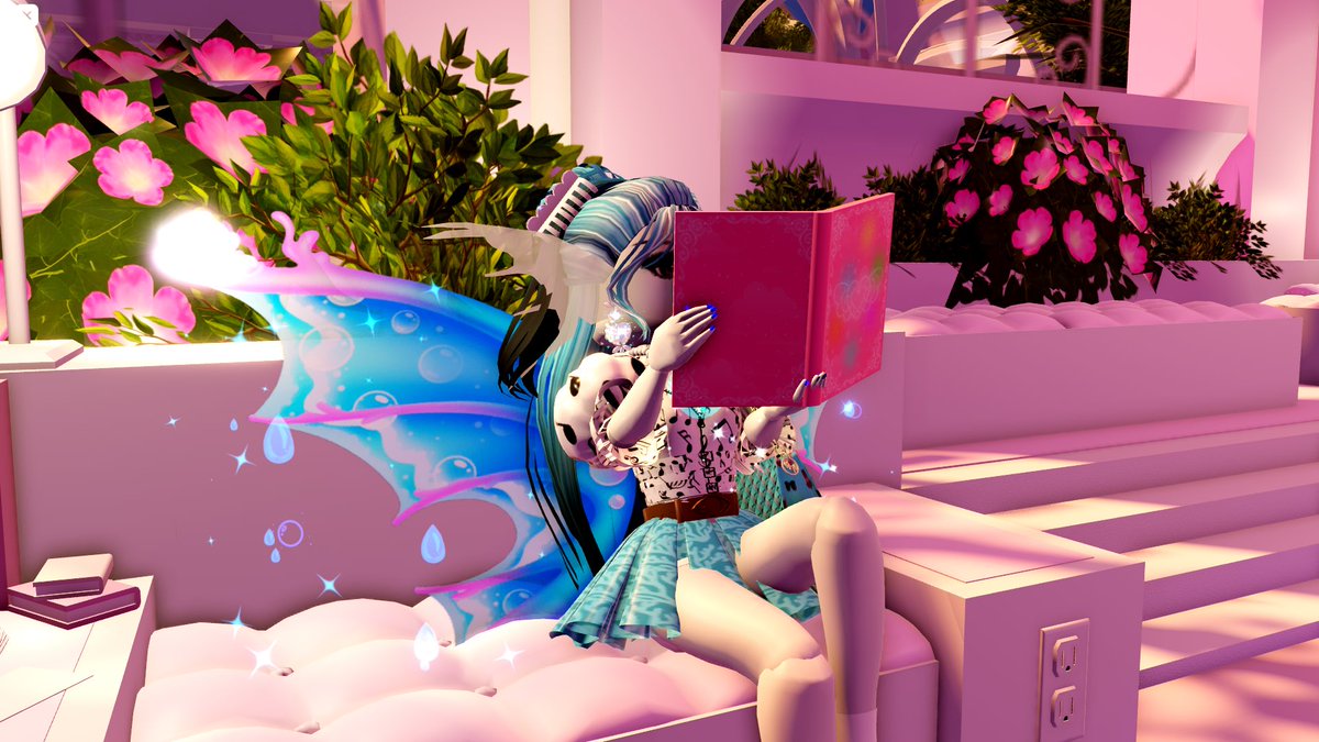 aqua_bearz's tweet photo. Studying for classes 📚#royalehigh https://t.co/McuMSGx8oU