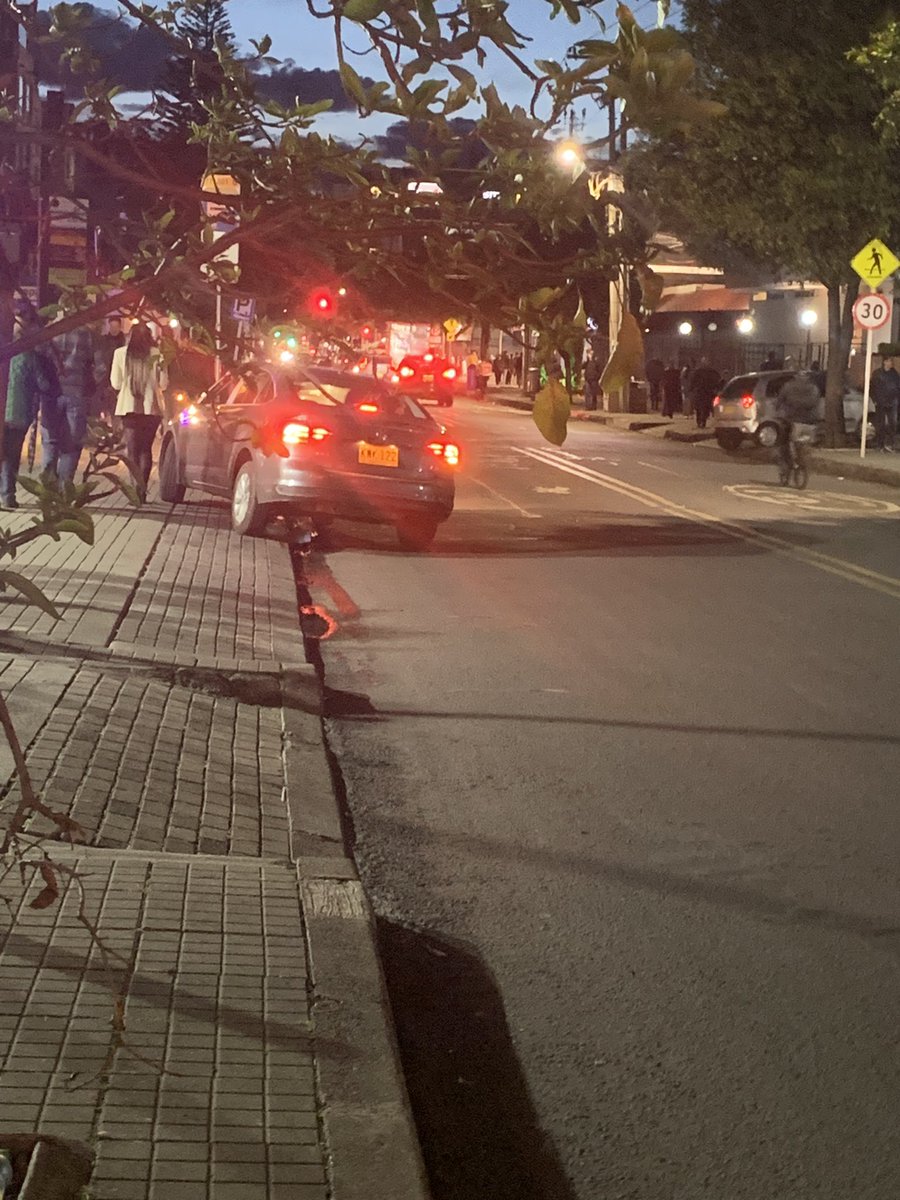 jrc_jonathan's tweet photo. @TransitoBta ese tipo lleva hay más de 10 min parqueado en contra vía y sobre la acera  aquí en Alcalá no existen y nunca he visto a nadie de tránsito. https://t.co/v638Kn2Gu6