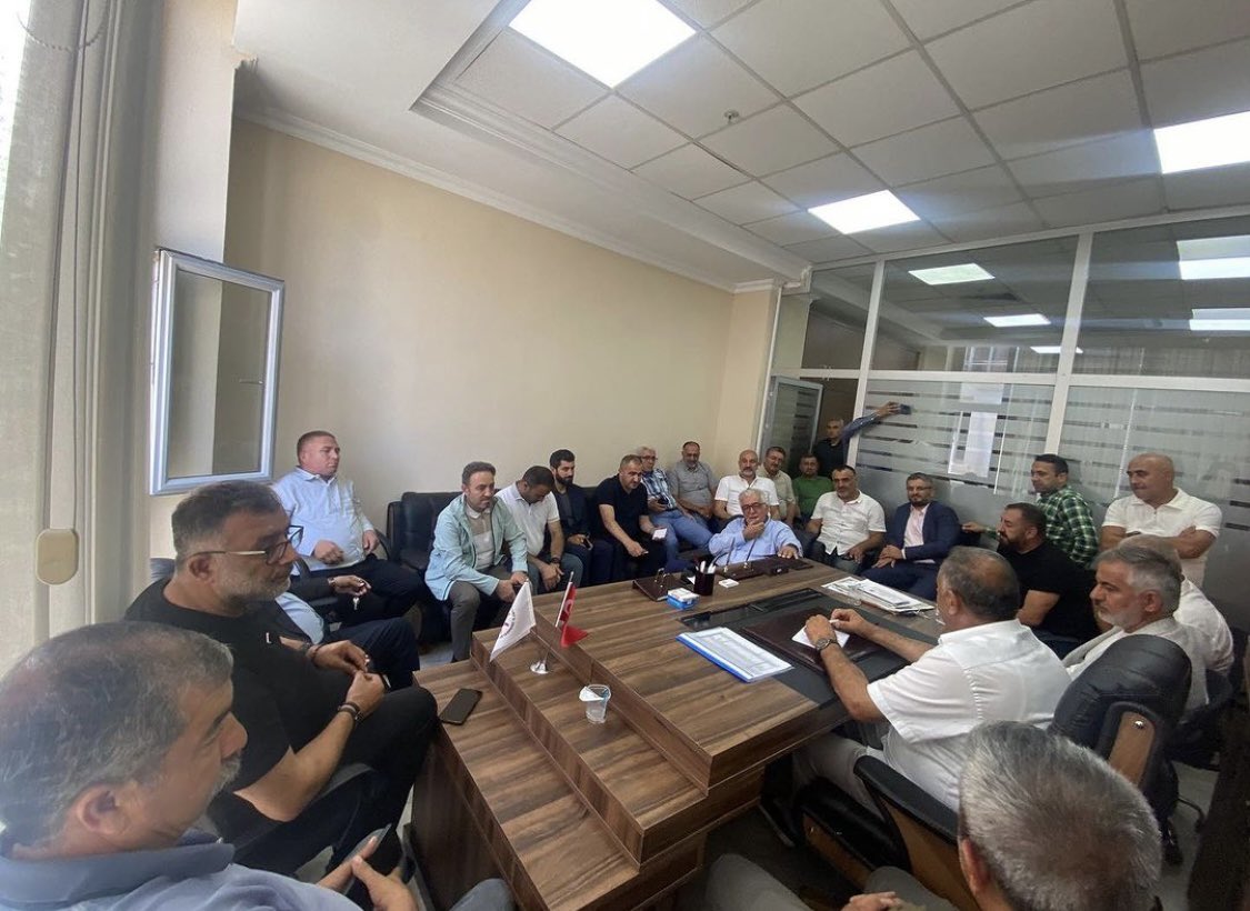 abdurrahman_ada's tweet photo. Ak Parti Milletvekili Sn. @samilayrim Esenyurt İl Dernekler Birliğinde bizleri ziyaret ettiler. Güncel konuların ve Esenyurt’umuzun sorunlarının ele alındığı toplantının hayırlara vesile olmasını temenni ediyorum. #abdurrahmanada #kardef #eskardef #esenyurt #akparti #şamilayrım https://t.co/YI4eNsSHt9