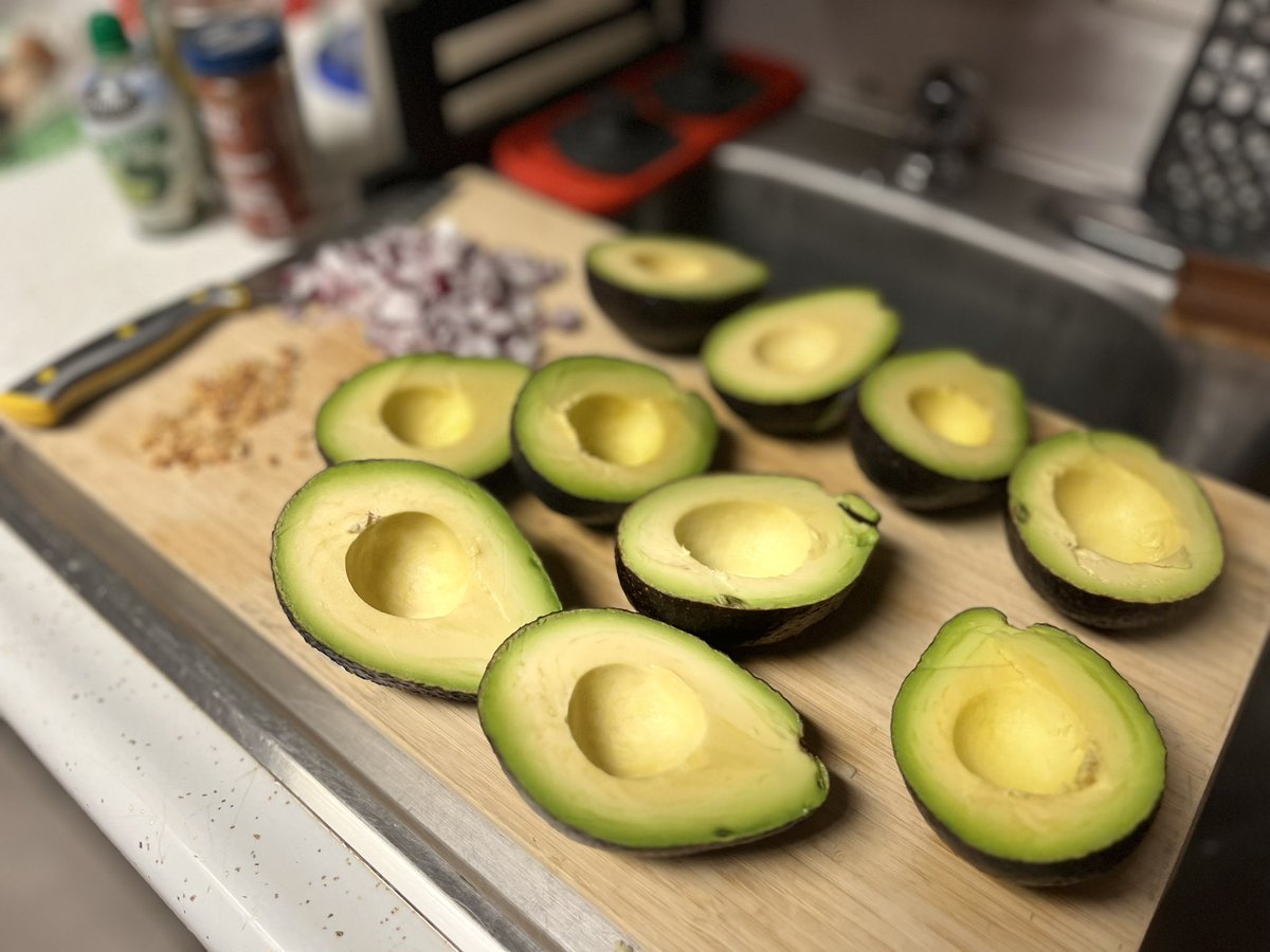 lkhnknz's tweet photo. I was asked to make guacamole for dinner and every time my brain goes: that’s a real nice fruit salad you’re makin there https://t.co/NWbF5olq9A