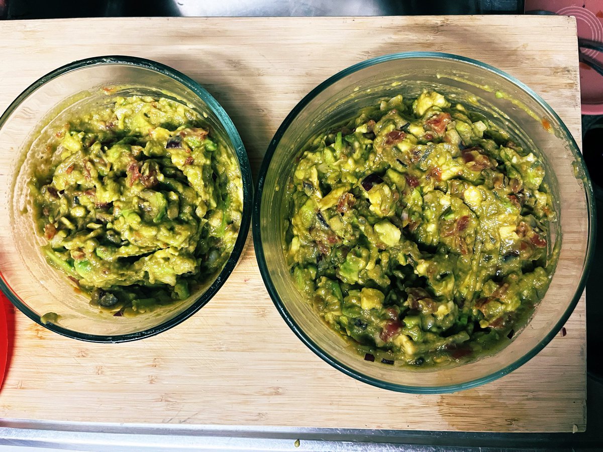 lkhnknz's tweet photo. I was asked to make guacamole for dinner and every time my brain goes: that’s a real nice fruit salad you’re makin there https://t.co/NWbF5olq9A