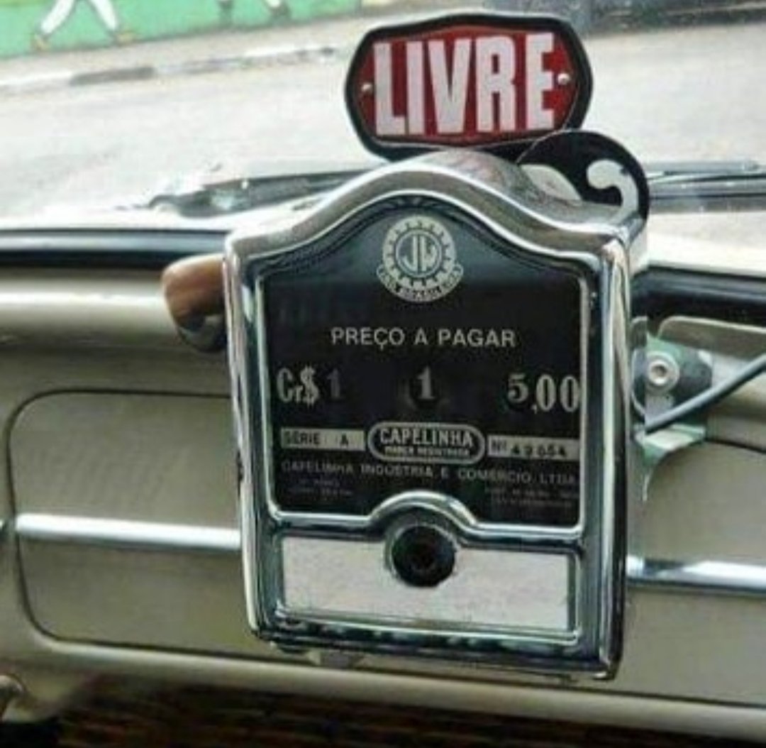 Kathgurgel's tweet photo. Aplicativo de trasporte? Que nada, sou do tempo do taxímetro estilo capelinha nos táxis.
Tempo do chiclete Ploc, da coleção de papéis de cartas, do Bem Amado, de ficar apaixonada pelo casal Baby e Johnny do filme Dirty Dancing - Ritmo Quente, de esconde-esconde, tica-cola, de brincar com iô iô, de ter medo de me engasgar com a bala soft, do orelhão de ficha, das lojas Brasileiras, da enceradeira. 
Um tempo de pessoas respeitando bem mais pai, mãe e os mais velhos. 
Sou do tempo de brincar na rua até a mãe gritar avisando que o almoço ou o jantar estava na mesa. 
Um tempo de apenas telefones fixos nas casas, o que fazia com o que aquela ligação recebida tivesse muito mais emoção e valor. Ah, e quando o telefone era bloqueado por causa da conta altíssima, a gente aprendia o macete de bater, repetidamente, na tecla de descanso, e conseguir fazer a ligação escondida. 
Sou do tempo do cabelo estilo "poodle", com bastante volume na frente, um tempo onde para ouvir o nosso ídolo era preciso ter um toca-discos e comprar um vinil, ou apostar no acessório mais moderno de todos: um toca-fitas! 
Sou do tempo das festas americanas, do tempo que a gente tirava fotos com uma câmera com filme interno, que tinha que mandar para revelar, o que levava o maior tempão pra gente ver como saiu nas fotos. 
Na verdade, eu não "sou do tempo", porque todo tempo que vivemos é o nosso tempo, mas com essa imagem que vi agora, sem querer, desse taxímetro, me veio a tona memórias e saudades de um período feliz e rico da minha vida. 
Viva o Tempo!