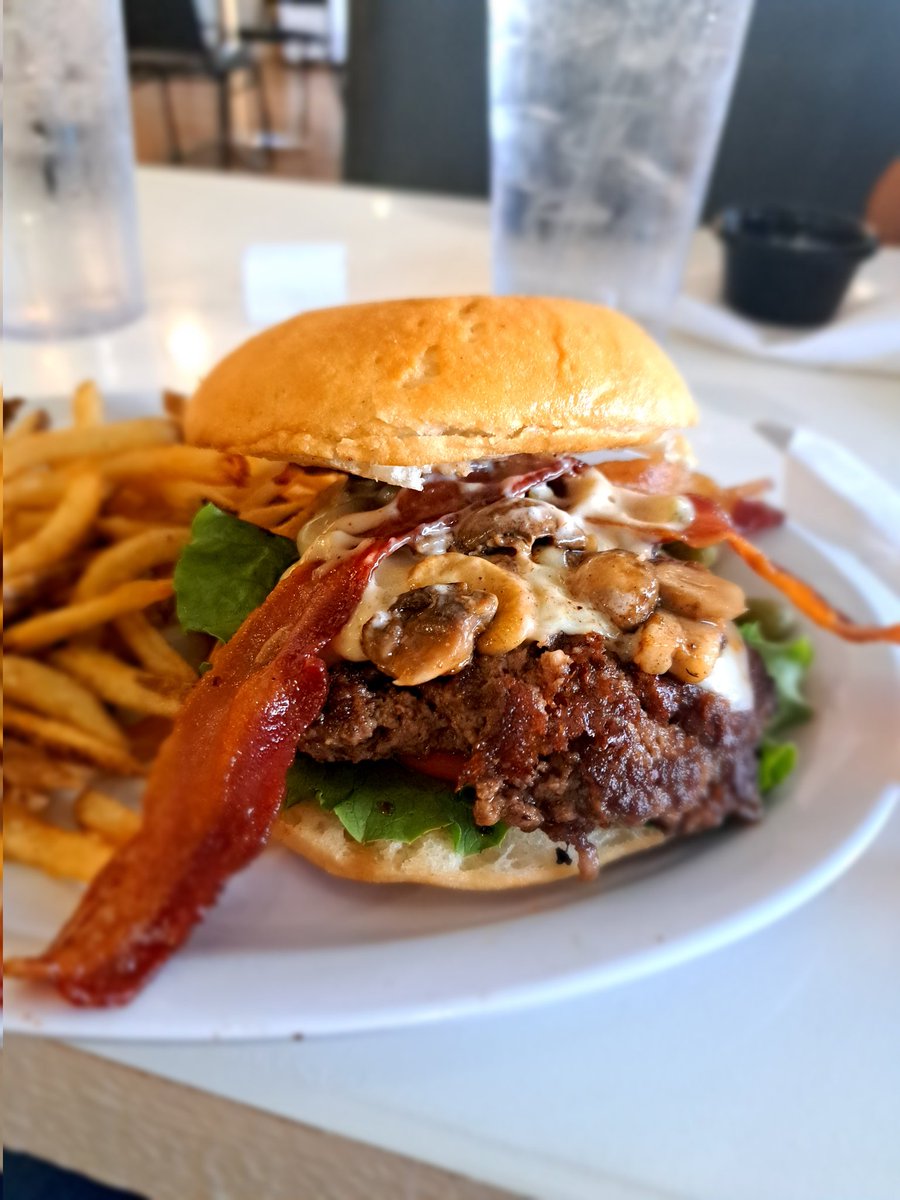JennyAstello's tweet photo. So tonight, we had the BEST burgers! &amp; let me tell ya', I am always so grateful when a restaurant has GLUTEN-FREE buns! Yummy! And look at my son's berry shake!! 😍 My burger was a bacon, mushroom, swiss!#OPNation #OPLive #OnPatrolLive @ReelzChannel @OfficialOPLive #OPLiveSnacks https://t.co/uExBNfKJ0P