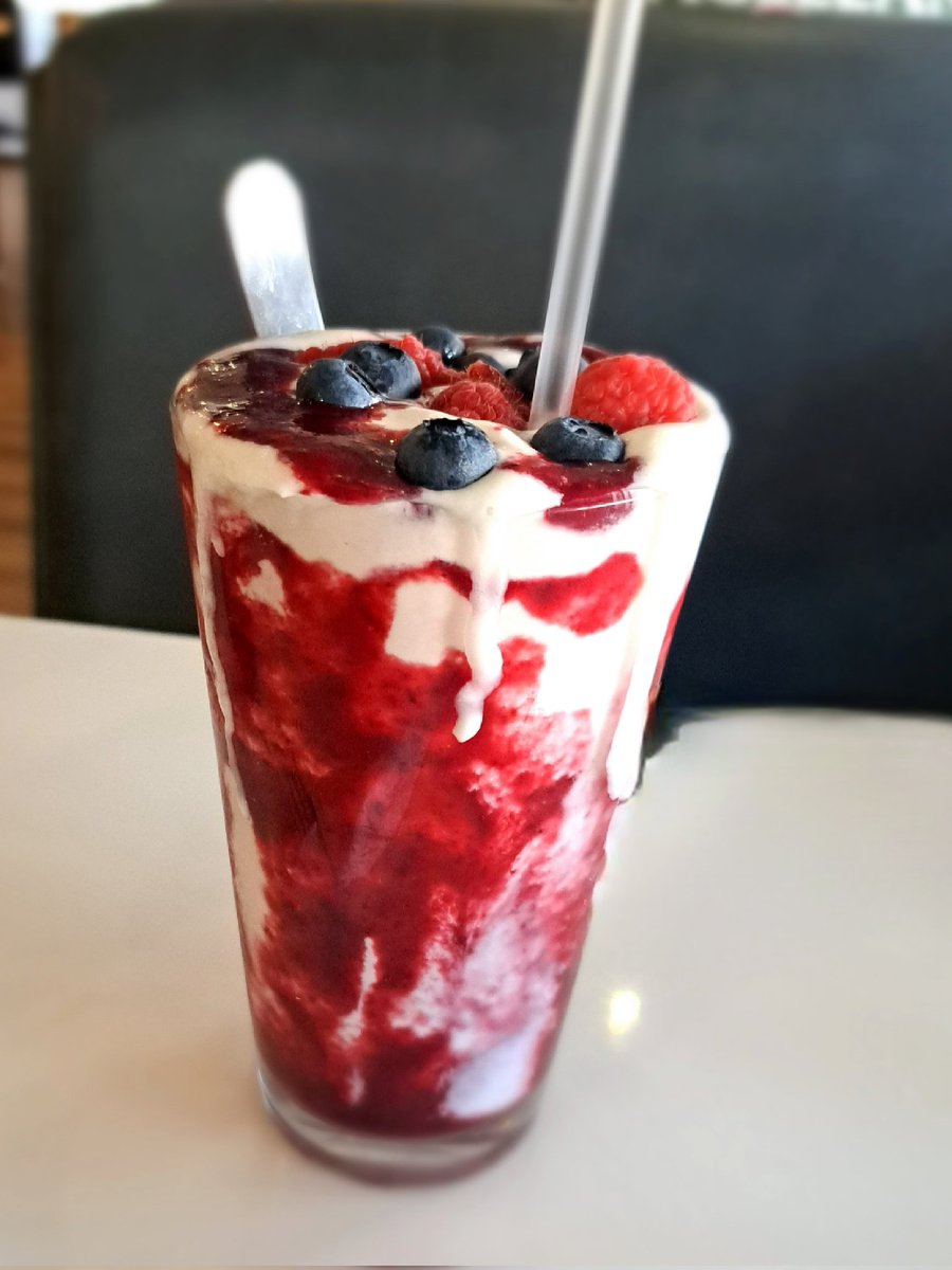 JennyAstello's tweet photo. So tonight, we had the BEST burgers! &amp; let me tell ya', I am always so grateful when a restaurant has GLUTEN-FREE buns! Yummy! And look at my son's berry shake!! 😍 My burger was a bacon, mushroom, swiss!#OPNation #OPLive #OnPatrolLive @ReelzChannel @OfficialOPLive #OPLiveSnacks https://t.co/uExBNfKJ0P