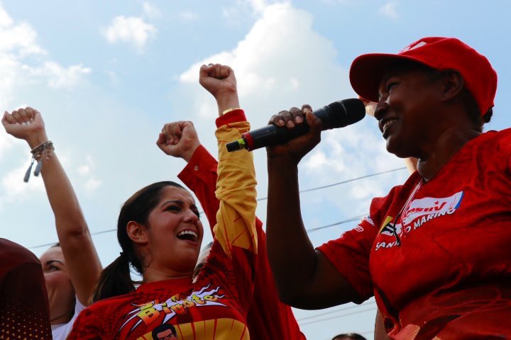 johanitakenpo's tweet photo. #11Ago El Pdte.@NicolasMaduro cuenta con la marea roja que desbordó las calles de #Mariño. Alfredo Pacheco Miranda, Casco de Turmero, Samán de Güere, Pedro Arévalo Aponte y Chuao, gracias por tanto compromiso. ¡Pa’ lante! #MariñoConMaduro #LaPazEsClave https://t.co/gB134L4N7f