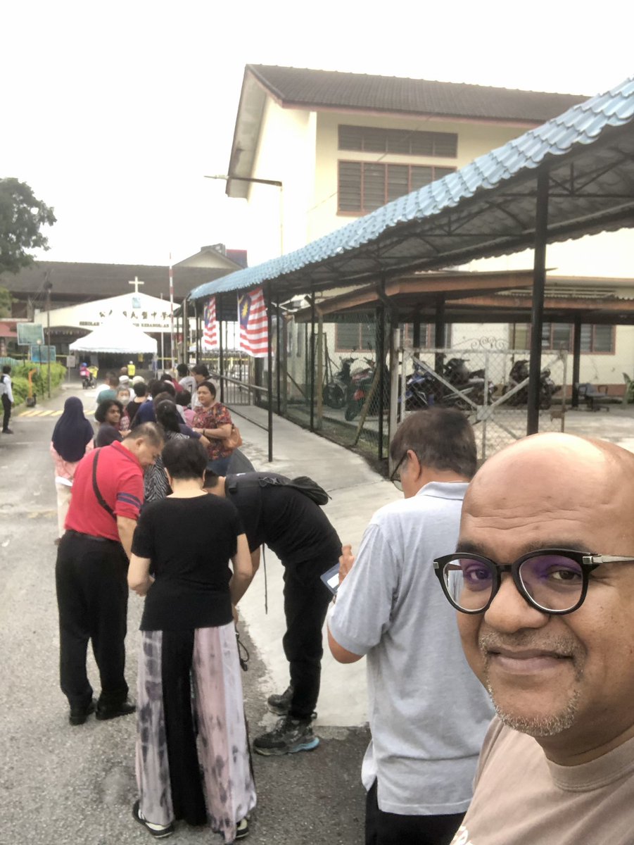 jeraldjoseph2's tweet photo. Standing In line for my voting duties in Malaysia. Time to defend an inclusive constitutional framework by voting in political parties that believe this nation belong to all. It doesn’t only belong to the majority #rejectracism https://t.co/oO2h50Hskb