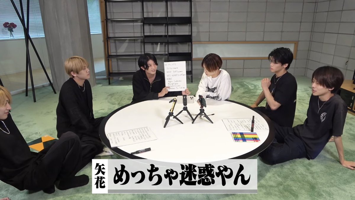 dokkoiotaku's tweet photo. Telephoneでオタクの電話鳴らそうとするかつき本当に面白い この人ライブ中に本確しようとしてる https://t.co/BQ58u0iQAG
