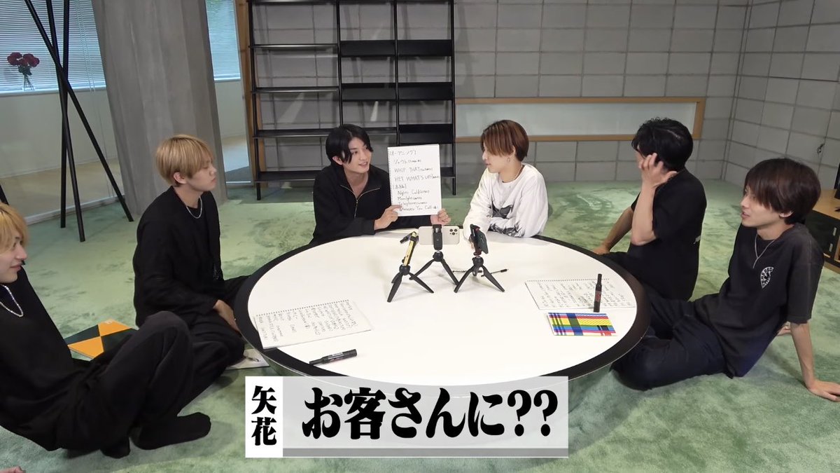 dokkoiotaku's tweet photo. Telephoneでオタクの電話鳴らそうとするかつき本当に面白い この人ライブ中に本確しようとしてる https://t.co/BQ58u0iQAG