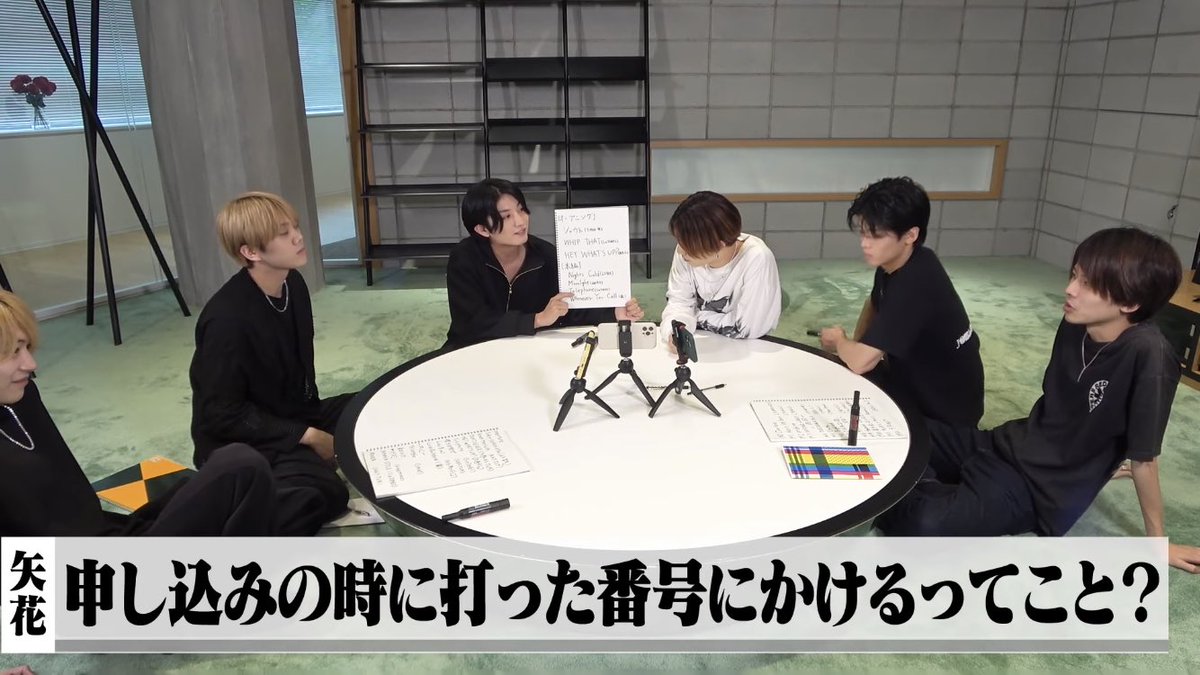 dokkoiotaku's tweet photo. Telephoneでオタクの電話鳴らそうとするかつき本当に面白い この人ライブ中に本確しようとしてる https://t.co/BQ58u0iQAG