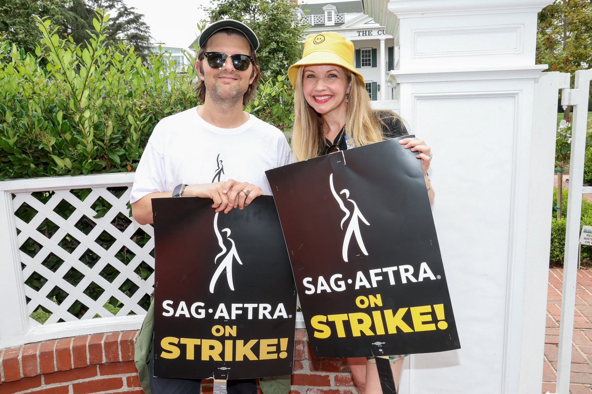 As seen on TV (and the #SAGAFTRAstrike and #WGAstrike picket line) 👀

📸: Chelsea Lauren, Shutterstock for SAG-AFTRA