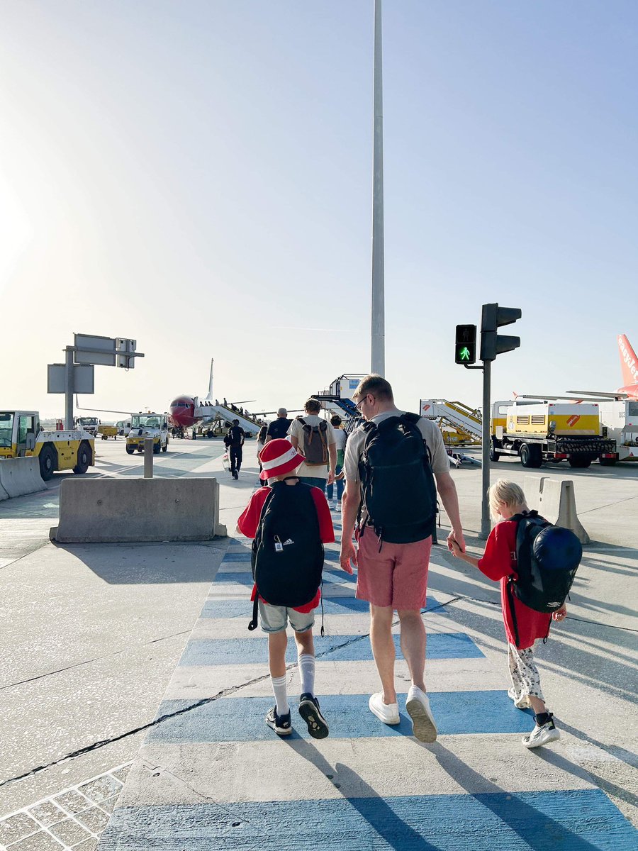 Hanhinn's tweet image. Dette er noe av det fineste jeg vet om. Disse tre har vært på mange borte- og hjemmekamper de siste årene. I tillegg var de til stede i Arouca, få dager etter trekningen. Far hylles for oppdragelsen, og guttene hylles for engasjementet. Gi dem noen stickers neste gang du ser dem