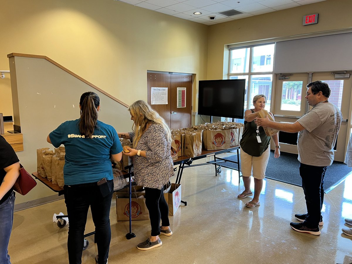 his_Tori_'s tweet image. Thank you to @Wendys for donating one of our teacher lunches this week!! We needed all the fuel we could get to prep for back to school next week 💚🖤🍎 #TimeToTakeFlight #FL74Strong #GetInYourCommunity @wwhshornets @HernandoSchools @athanasontraci @Ed_LaRose