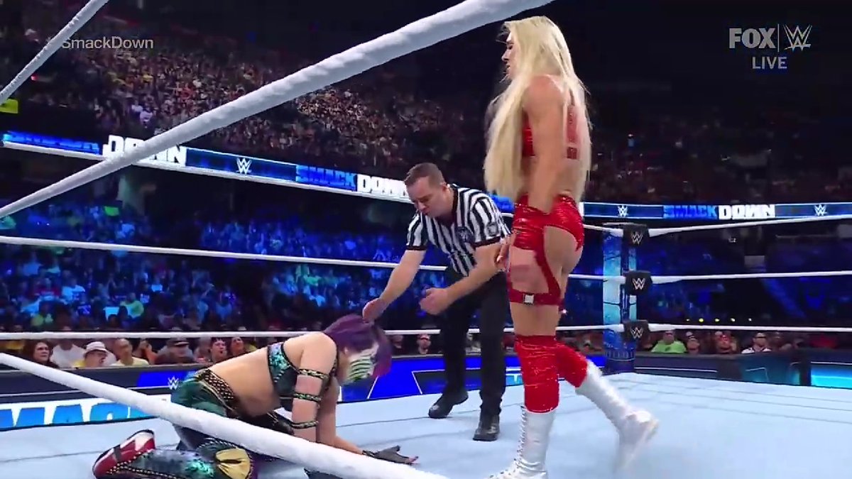 CFlairdotcom's tweet photo. #CharlotteFlair #TheQueen #WWE #Smackdown https://t.co/6kkTmYL7di