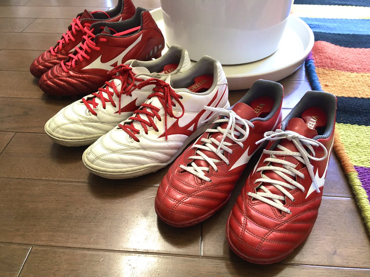 tenten20172017's tweet photo. 試合が連戦ということはメンテも連戦。
バスケ長男から体育時通勤靴(白)の紐を赤にしたいというので、自分のトレシューと入れ替え
。合ってると思います
#zeroglide https://t.co/TYAXw8jAfW