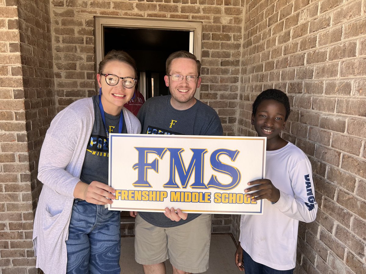 FrenshipMS's tweet photo. We delivered signs to the newest members of our family today! Welcome to FMS, 6th graders!!! #thefms https://t.co/ktMMcs1UBh
