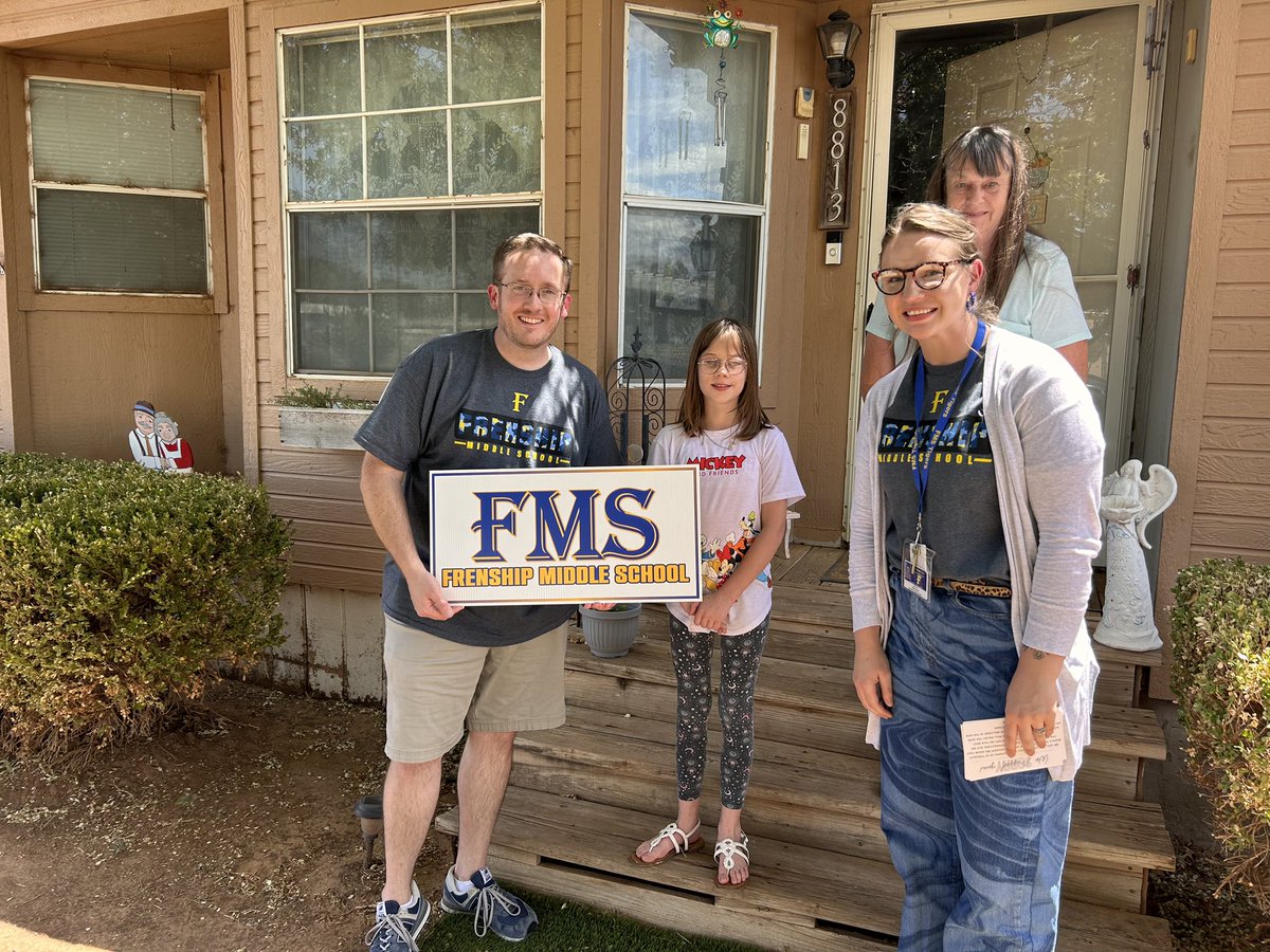 FrenshipMS's tweet photo. We delivered signs to the newest members of our family today! Welcome to FMS, 6th graders!!! #thefms https://t.co/ktMMcs1UBh
