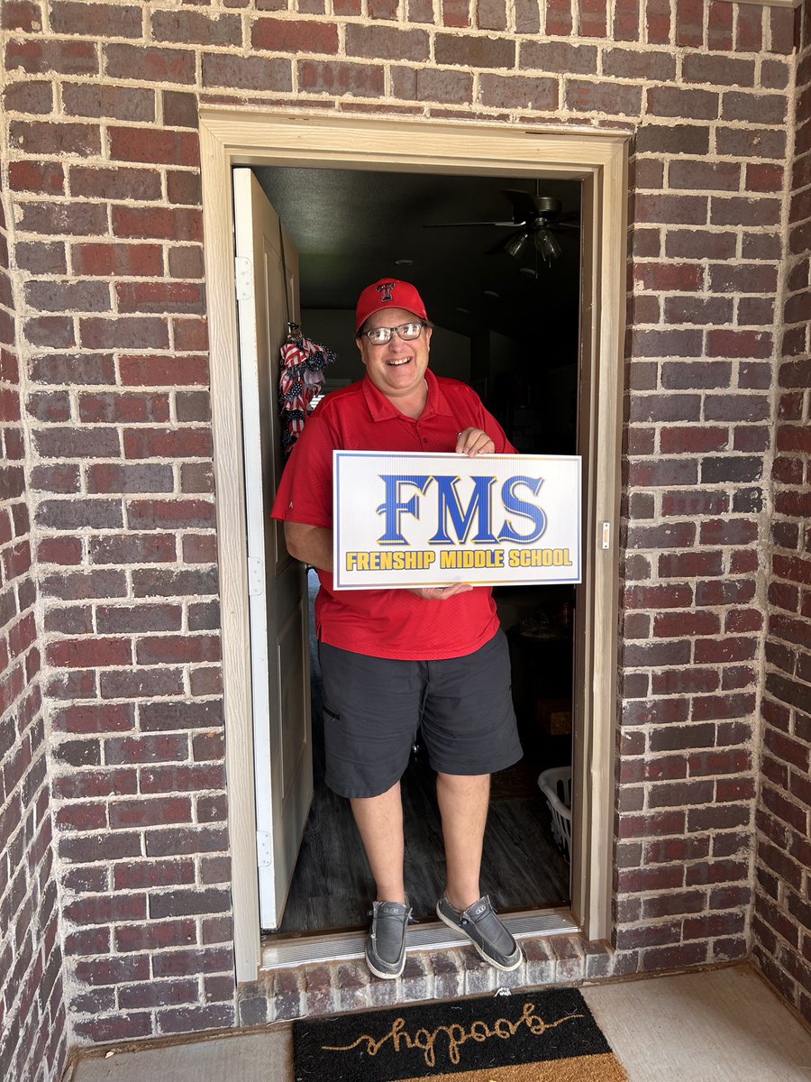 FrenshipMS's tweet photo. We delivered signs to the newest members of our family today! Welcome to FMS, 6th graders!!! #thefms https://t.co/ktMMcs1UBh