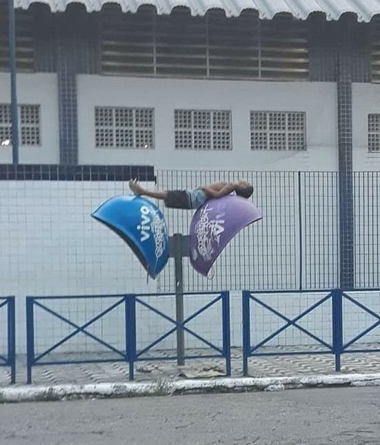 NazareAmarga's tweet photo. vocês: a eu não consigo dormir em qualquer lugar 

bateu o sono, eu: https://t.co/2MDFmJMokj