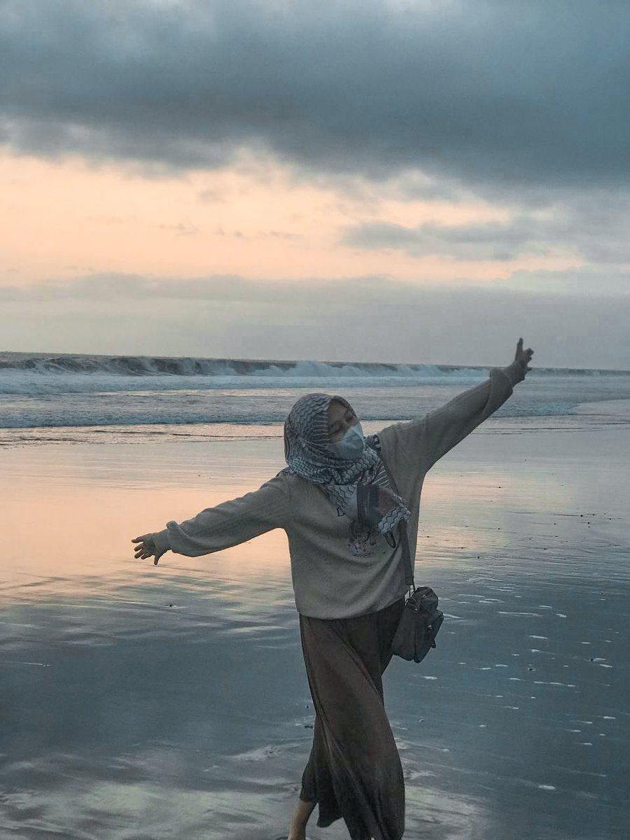 Terimakasih..
Dalam kesendirianku, Engkau selalu menciptakan rasa bahagia dan selalu ada untukku.. 
~