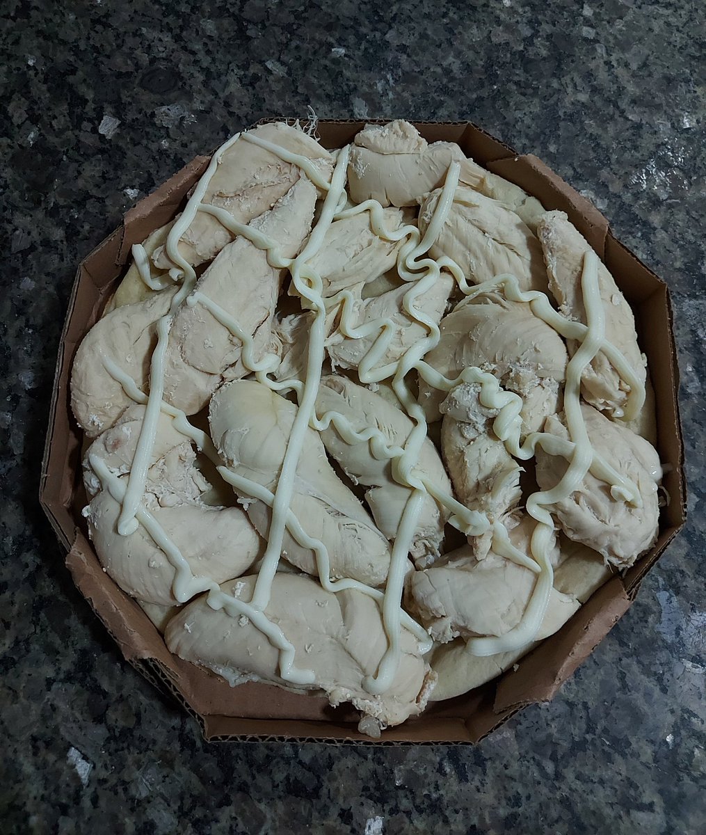 A melhor pizza de frango com catupiry da região você encontra aqui! Entre em contato e peça já a sua!