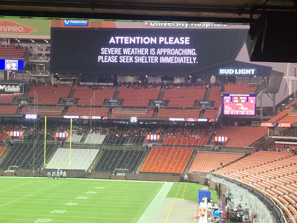 chipthedipper's tweet photo. @Browns How about an update or something on the big screen? https://t.co/MzKn7wDdCf