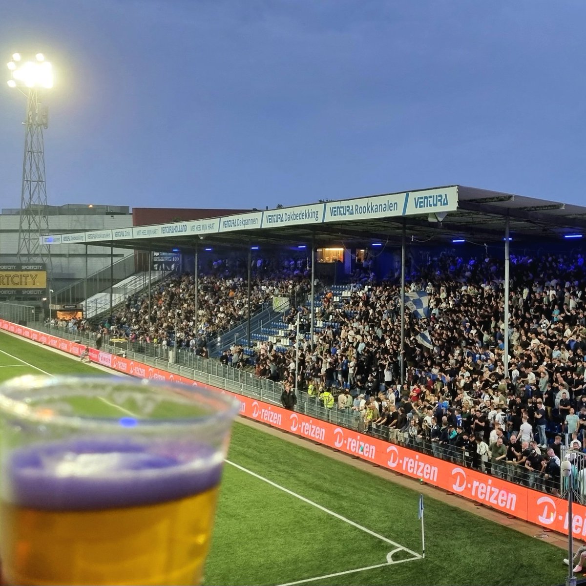 PintenEnPunten's tweet photo. 🇳🇱 FC Den Bosch - Top Oss
⚽️ 1-0
🏆@1e_Divisie
🏟 De Vliert, 's-Hertogenbosch
✅️ Pinten 🍻
✅️ Punten 3️⃣
Eerste officiële wedstrijd van FC Den Bosch dit seizoen. Hopelijk niet de laatste voor mij. Prima start, benieuwd wat dit seizoen #FCDB brengt!
#DBOOSS #KKD #floodlights https://t.co/LUTiQe8aDo