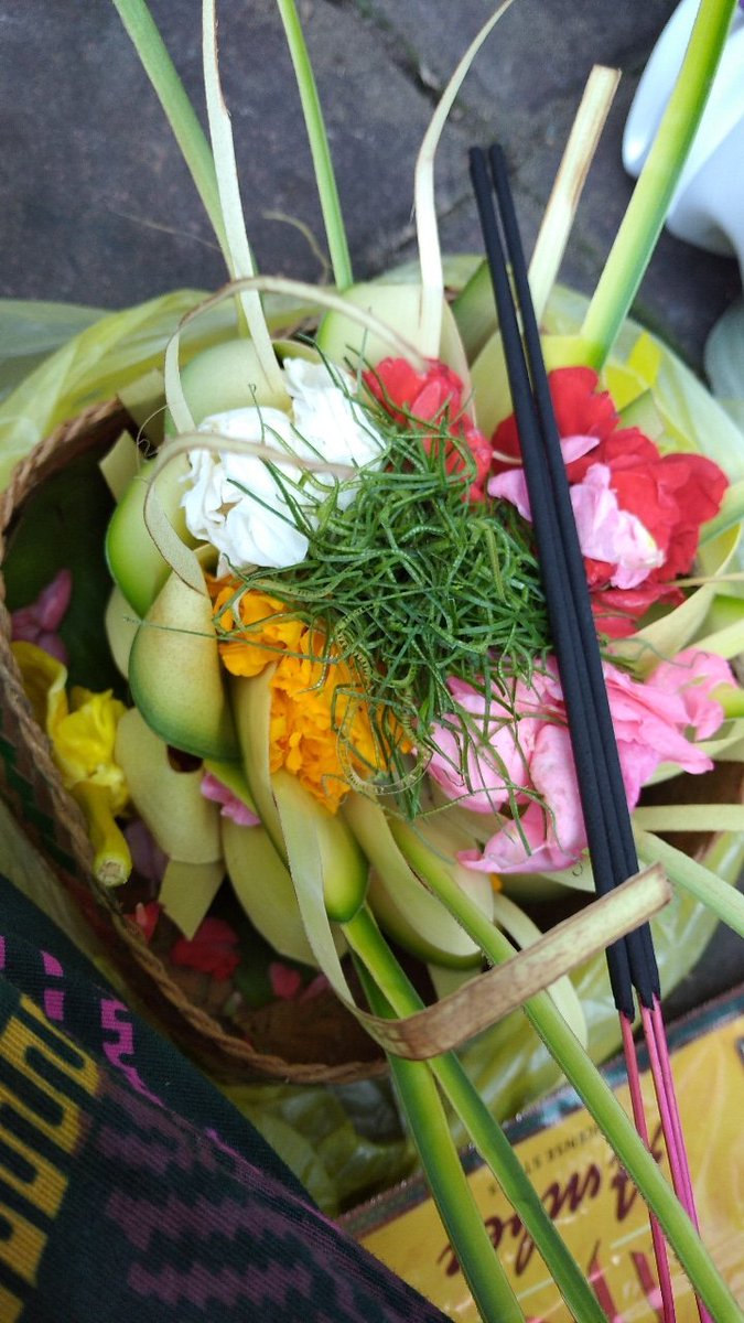 kamalacempaka's tweet photo. Rahajeng Kuningan🥰🙏🌸
.
.
.
#bali
#balinese
#kuninganday https://t.co/i1p0ibRr7q